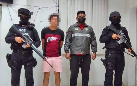 El aprehendido junto a agentes que lo capturaron este jueves.