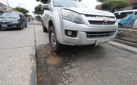 Varios problemas en la Av. Benjamin Carrión, entre ellos los baches Agencia (ag-extra)