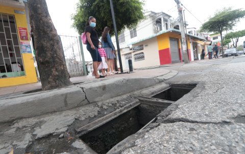Alcantarillas sin tapas son un peligro (ag-extra)
