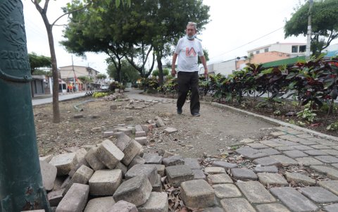 Camineras dañadas y con huecos en la Benjamín Carrión (ag-extra)
