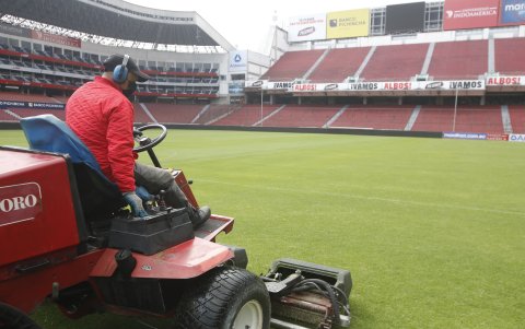 Arnulfo Mayorga trabaja diariamente en la cancha del estadio Casa Blanca.