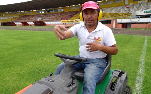 Eduardo Molleturo es conocido como el canchero del estadio Alejandro Serrano Aguilar.
