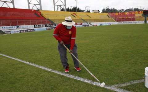 Washington Guachamin tiene como tradición familiar trabajar en la cancha del Chillogallo.
