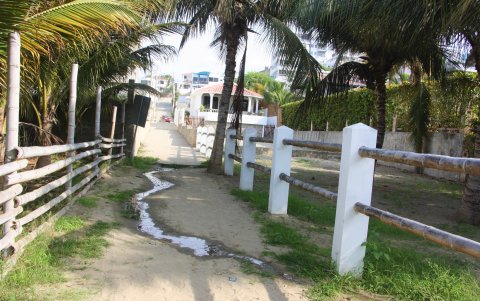 Insalubridad. Esa huella de agua emana mal olor. Como esa, hay otras en todo el vecindario.