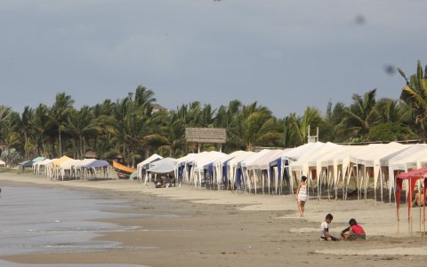 Así permanece la playa, a decir de los visitantes. Con carpas sobre la arena que no facilitan el paso a las familias.