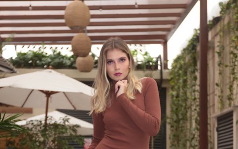 Si el plan es salir a cenar un vestido con cuello tortuga será clave en la Sierra.