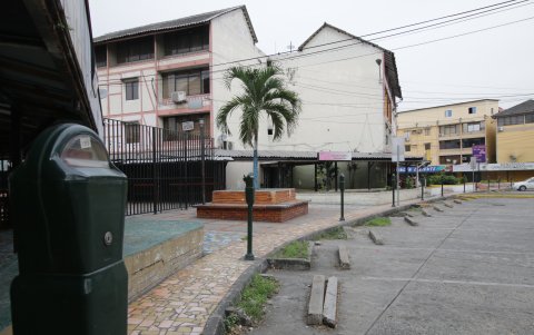 Uso. Los conductores aprovechaban el espacio, aún gratuito, para parquear sus carros. Otros optan por sitios donde no se cobra.