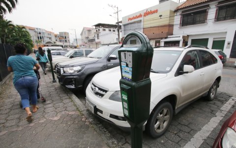 Hay sectores cercanos a clínicas donde a los usuarios se les hace inevitable evitar el estacionamiento de sus carros controlados por parquímetros.