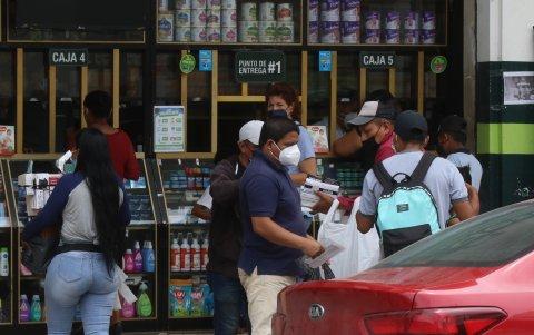 Comercio.- Un grupo de personas compran mascarillas en el centro de Guayaquil.