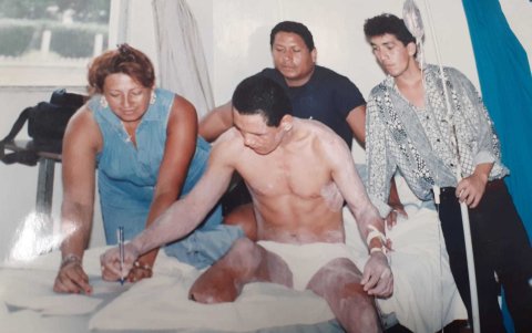 Momento. Patricio González, el día en que recibió el alta, tras su amputación en la guerra del Cenepa.