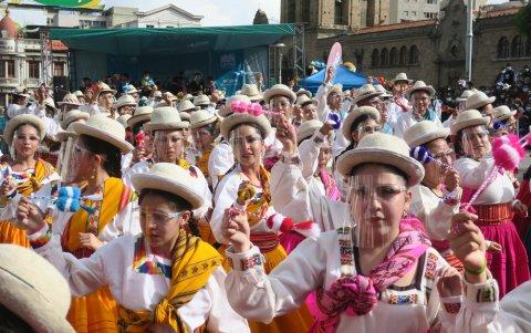 Bailarines se presentan en las calles durante un festival de danzas