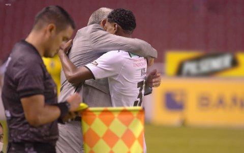 Pablo Marini, técnico albo, abrazó a Arce luego de que anotó el tanto.