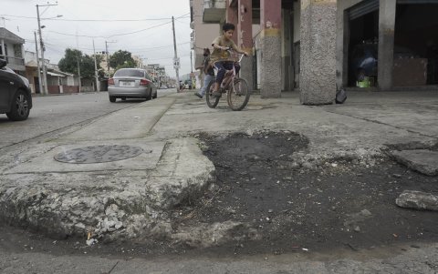 Barrio Garay. Los baches, el estado de las aceras y la falta de un parque, son solo uno de los problemas que enfrentan.