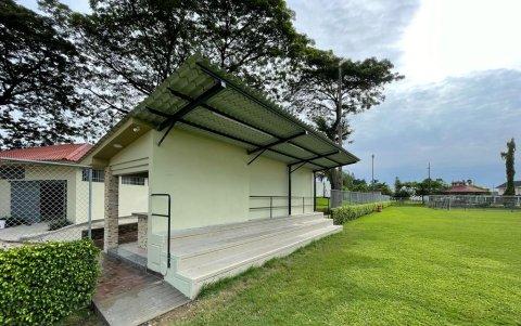 Cerca de la cancha, se colocaron tejas en las gradas y se construyó un mesón en el bar, para facilitar la organización de los eventos y juegos deportivos familiares.
