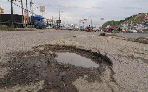 Situación. Los huecos ponen en riesgo la vialidad en la zona.