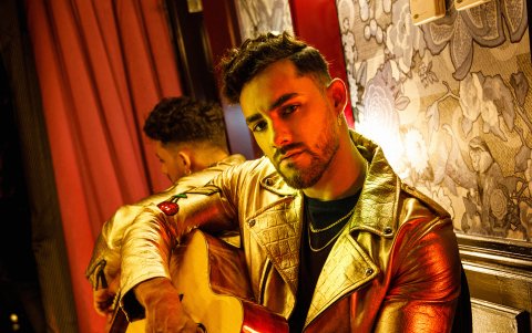 El artista no descarta realizar un dúo con un cantante o grupo de Ecuador.