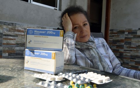 Paola estuvo un tiempo sin  caminar, pues un quiste se le alojó en su columna. Con su pastilla sorafenib logró recobrar su movilidad.