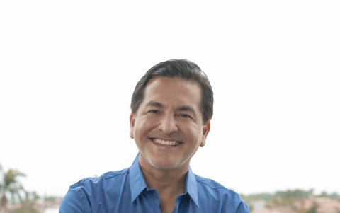 Vicente Almeyda ha dividido su vida profesional entre lo público y lo privado.