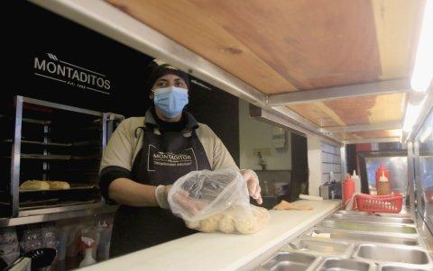 El local de sánduches Deli Montaditos, cercano a universidades, fue golpeado por la crisis. Ahora, reporta mejores ventas y asistencia de clientes en los últimos días.