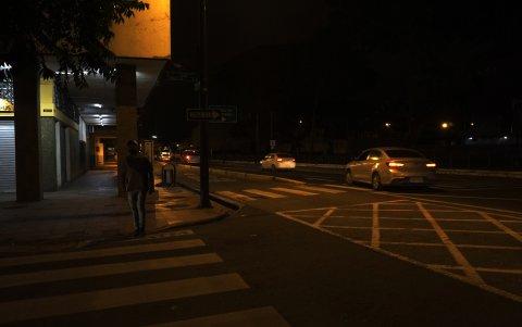 La mayoría de calles aledañas a la Chile permanecen en penumbras.