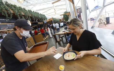 En Mercado del Río, la oferta gastronómica es diversa.