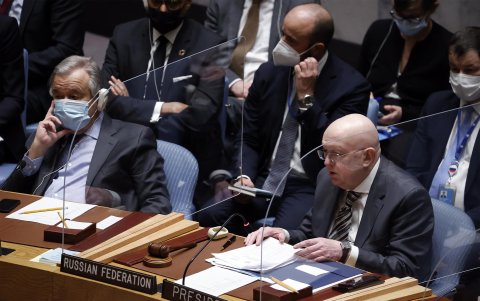 El embajador de Rusia ante las Naciones Unidas Vassily Nebenzia (d) durante su intervención en la reunión de emergencia por la situación entre Ucrania y Rusia, este 24 de febrero.