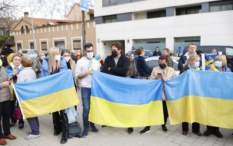 El actor Javier Bardem (c) durante la protesta llevada a cabo este jueves a las puertas de la embajada de Rusia en España, sita en Madrid, tras el comienzo de la operación militar rusa en Ucrania.