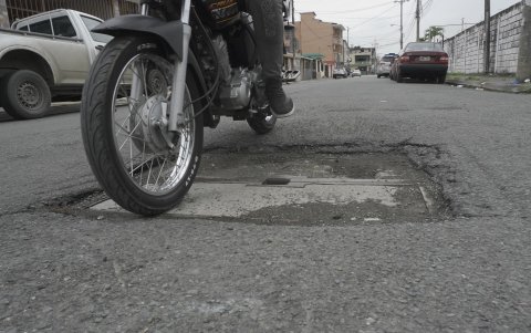 Grandes baches se han formado en las calles de Brisas del Río, por el paso constante de los vehículos.