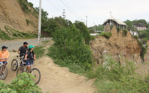 Los feligreses que acuden al lugar van con mucho cuidado debido al peligro. Se llega a pie o en bicileta.