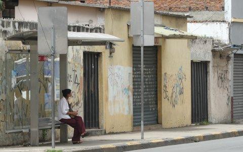 La mayoría de paradas ubicadas en la calle Clemente Ballén son poco utilizadas, según lo indican moradores, por la inseguridad que existe en el sector.