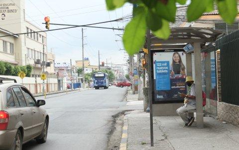 A pesar del riesgo, algunos transeúntes aprovechan la internet gratuita.