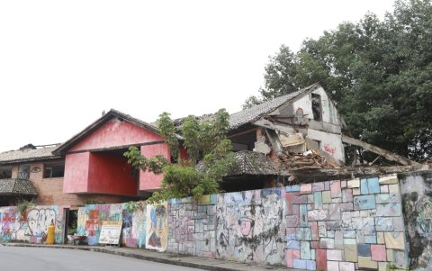 Fachada de la casa de colores de Urdesa que está siendo demolida por el Municipio de Guayaquil.