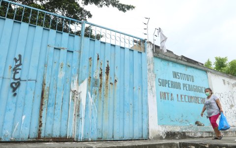 Quienes caminan por los alrededores del Rita Lecumberri se exponen a sufrir atracos de quienes merodean este edificio que se está deteriorando.