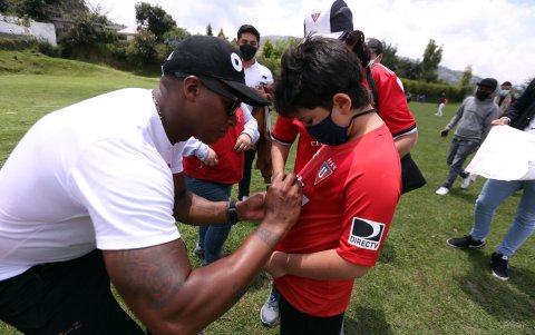 Antonio Valencia fue el más buscado por los chicos para la firma de autógrafos.
