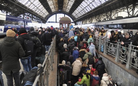 Miles de personas esperan en la estación de trenes de Lviv, a unos 70 kilómetros de Polonia. EFE/EPA/MYKOLA TYS
