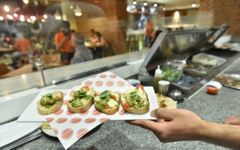 Comida. En esta zona se ofrece gastronomía nacional o extranjera.