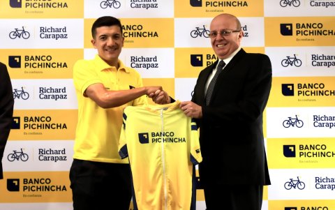 Simón Acosta, vicepresidente adjunto de Banco Pichincha, entregó el maillot amarillo a Richard Carapaz.
