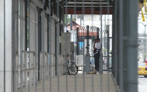 Pese a no estar operativa, la troncal sí tiene personal de seguridad vigilando la obra. También tiene iluminación.