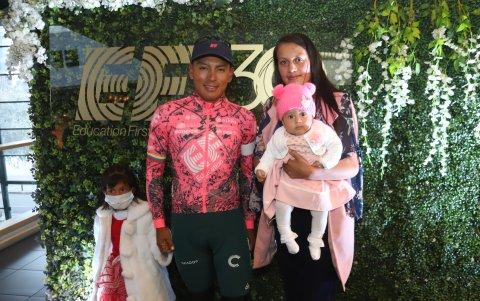 El tricolor junto a su esposa Lisenia y las pequeñas Doménica (i) y Sara Arleth.