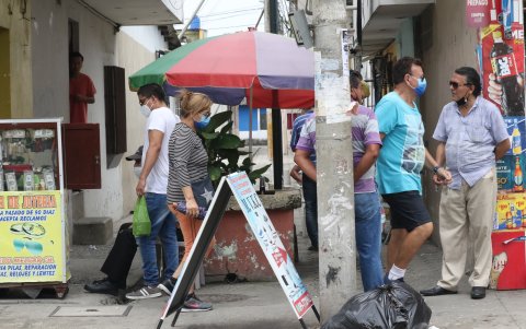 Los informales están ubicados hasta en los callejones y peatonales e incluso invaden los portales de las viviendas de los habitantes.