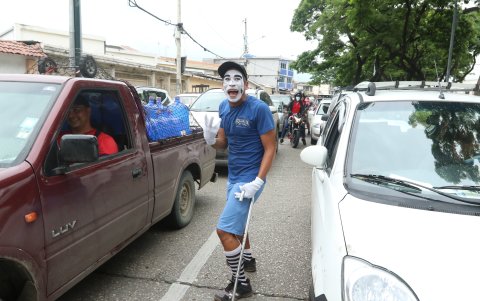 Ni la discapacidad los detiene a la hora de trabajar. Con sonrisas y con gestos muestran su lado alegre. Tratan de inspirar y motivar a los conductores.