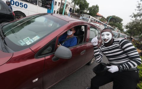Los mimos se han ubicado en diferentes sitios de la ciudad, para sacarle una sonrisa al conductor o peatón, a cambio de alguna moneda.