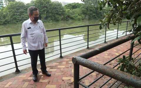 El gerente administrativo de la Universidad de Guayaquil, Rodrigo Medina, observa las barandas.