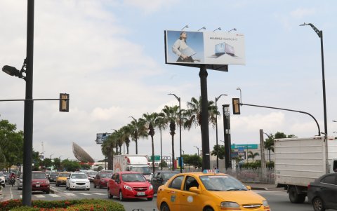 En la avenida Las Américas hay dos de estas estructuras. Hasta noviembre de 2020 existía un total de 187 rótulos tipo C1.