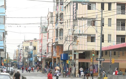 A lo largo de avenidas como la Pedro Moncayo o José de Antepara, también se observa un desorden visual en color e infraestructura.