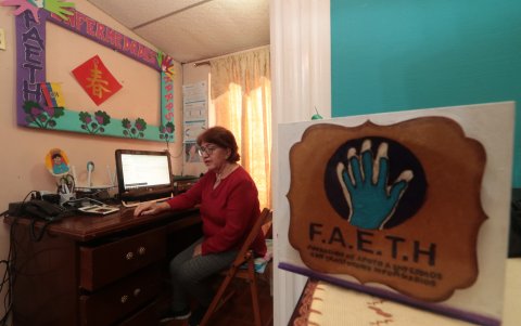 En su casa atiende una pequeña oficina de la Fundación de apoyo a enfermos con trastornos hipofisiarios (FAETH), que ella también padece.