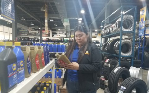 Karen Yoza, quien sufre de miastenia gravis, trabaja en la parte administrativa de una empresa importadora