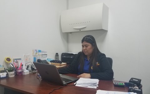 La economista de 28 años ha debido aprovechar su labor en una importadora para adquirir en el exterior los medicamentos que requiere para controlar su enfermedad.