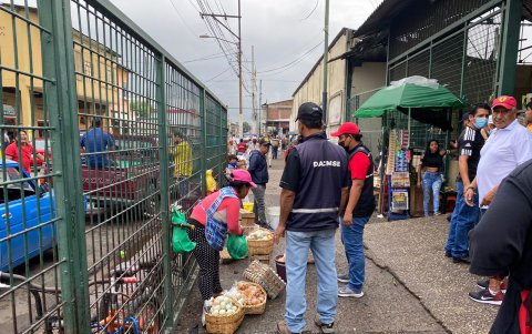 En los alrededores de los mercados, hay carpas y hasta una especie de comedores ambulantes que incluyen mesas y sillas, y se instalaban todos los días en los sitios.