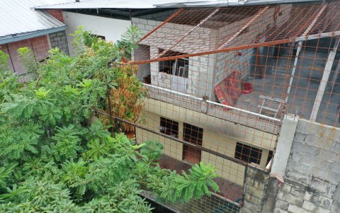 La vivienda tenía mallas en la terraza, como parte de la seguridad de la fundación.